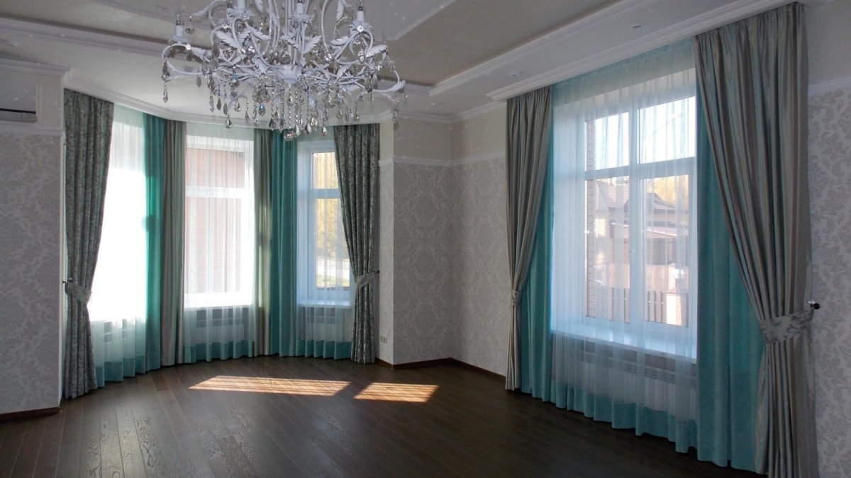 Шторы на эркерное окно в гостиной бирюза