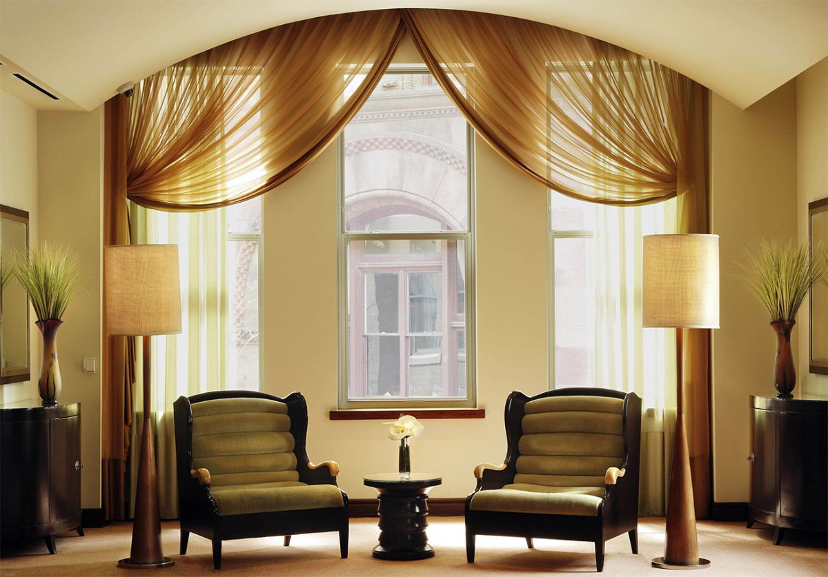 Окно с занавесками в интерьере