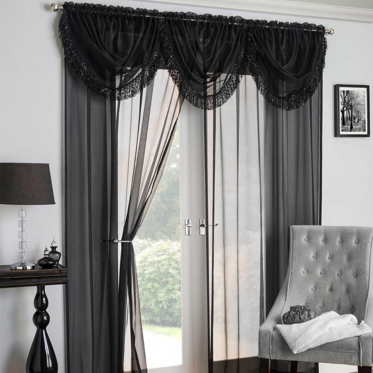 Темная тюль и светлые шторы