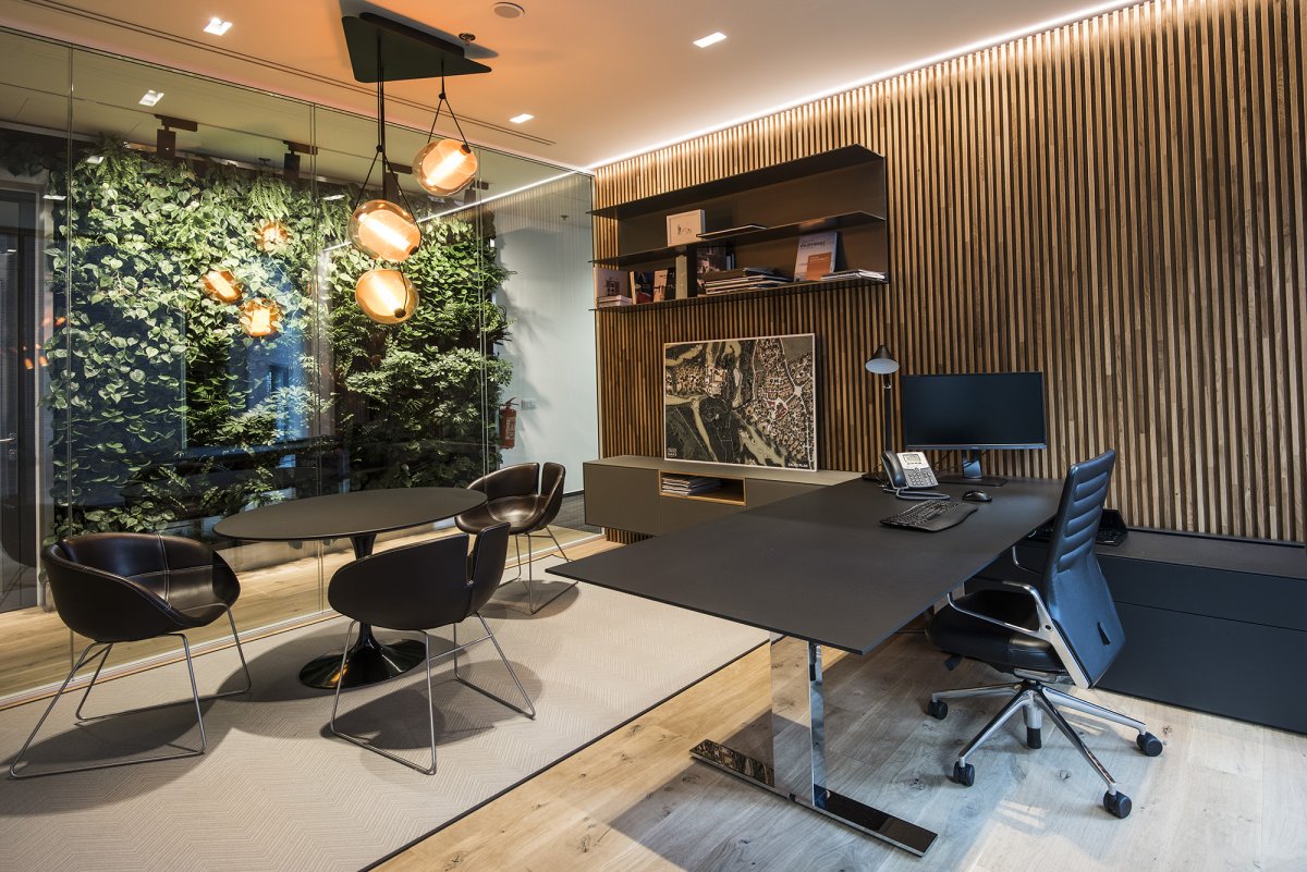 Офис интерьер с рабочей техникой