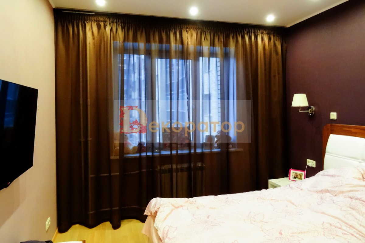 Темная тюль в спальне