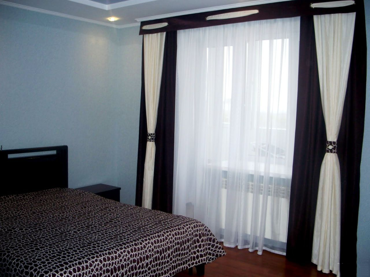 Черные шторы в интерьере спальни