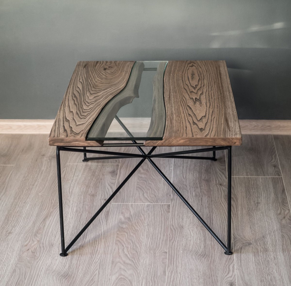 Стол из металла и дерева