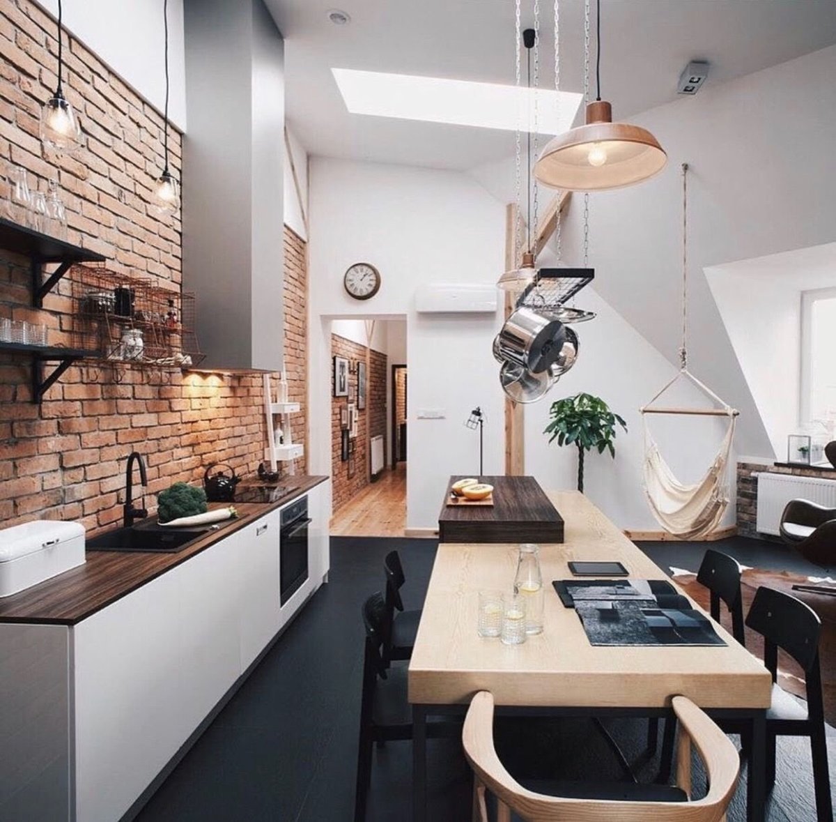 Кухня с красным кирпичом