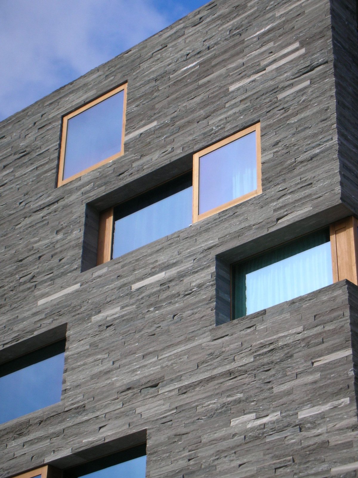 Вентфасад из натурального камня