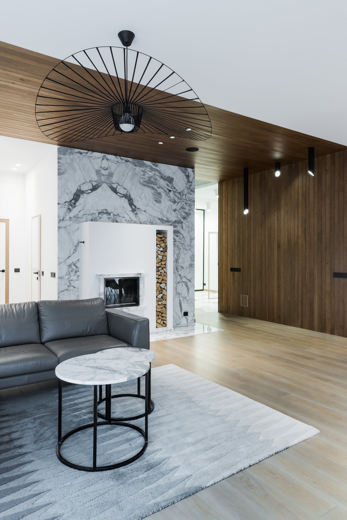 Ванная комната с плиткой под дерево и мрамор