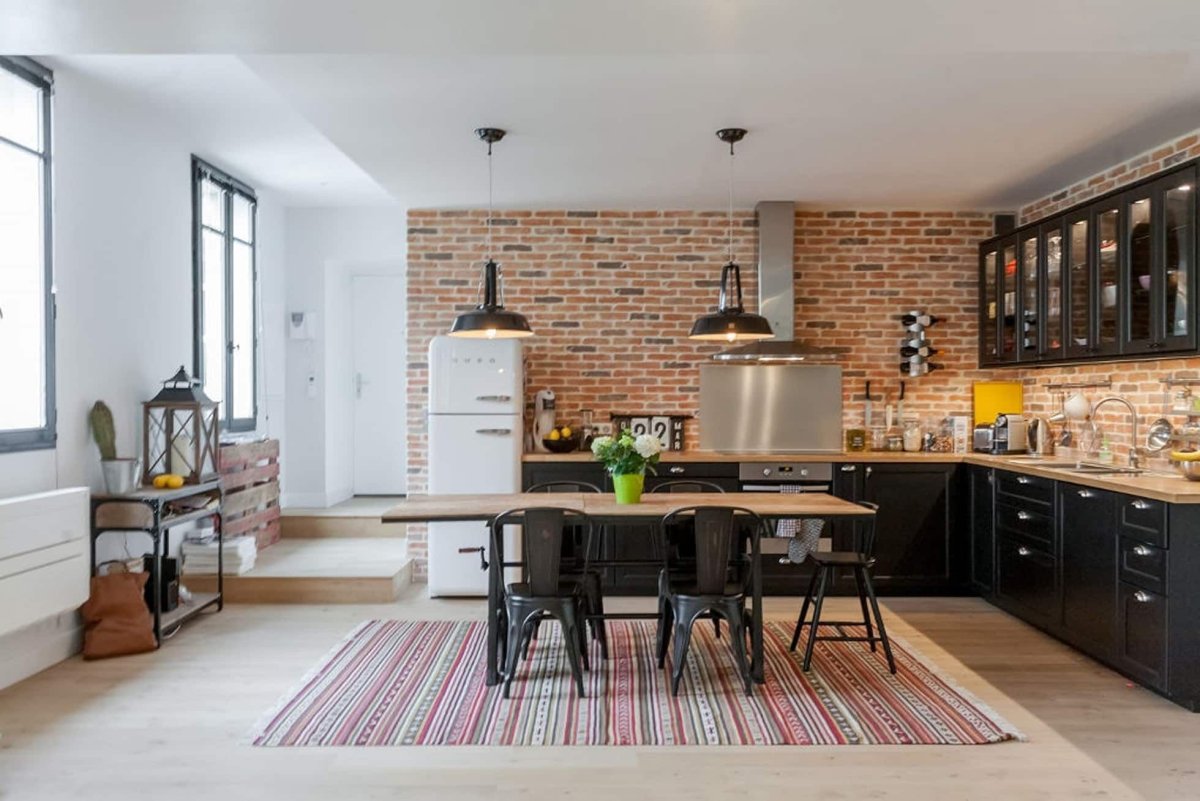 Кухонный гарнитур с использованием кирпича