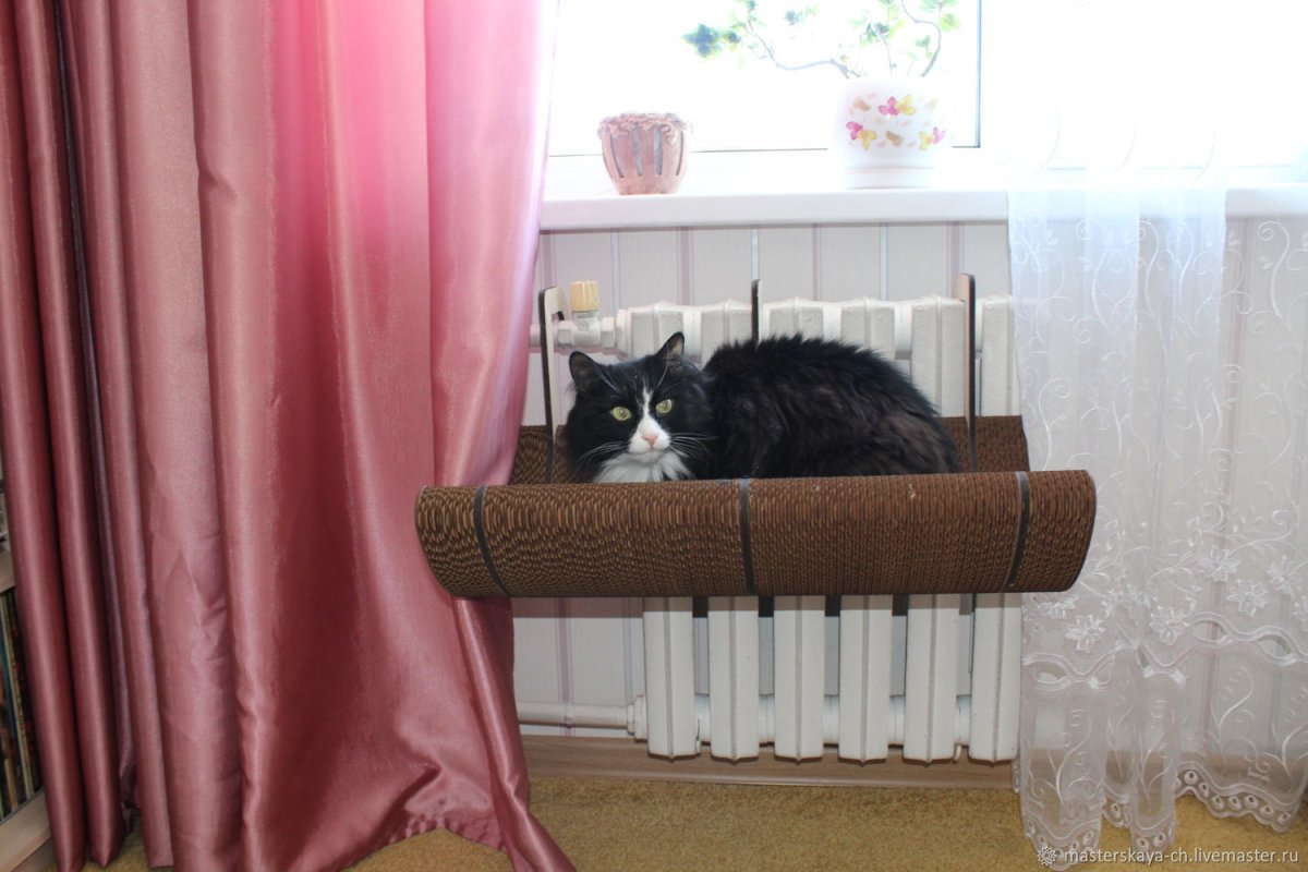 Гамак на батарею для кошек.