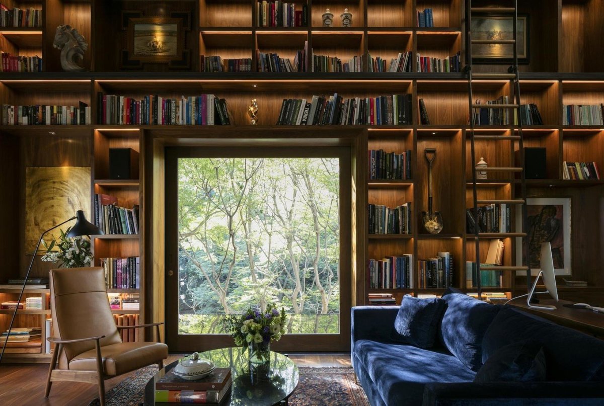 Стена с книжными полками