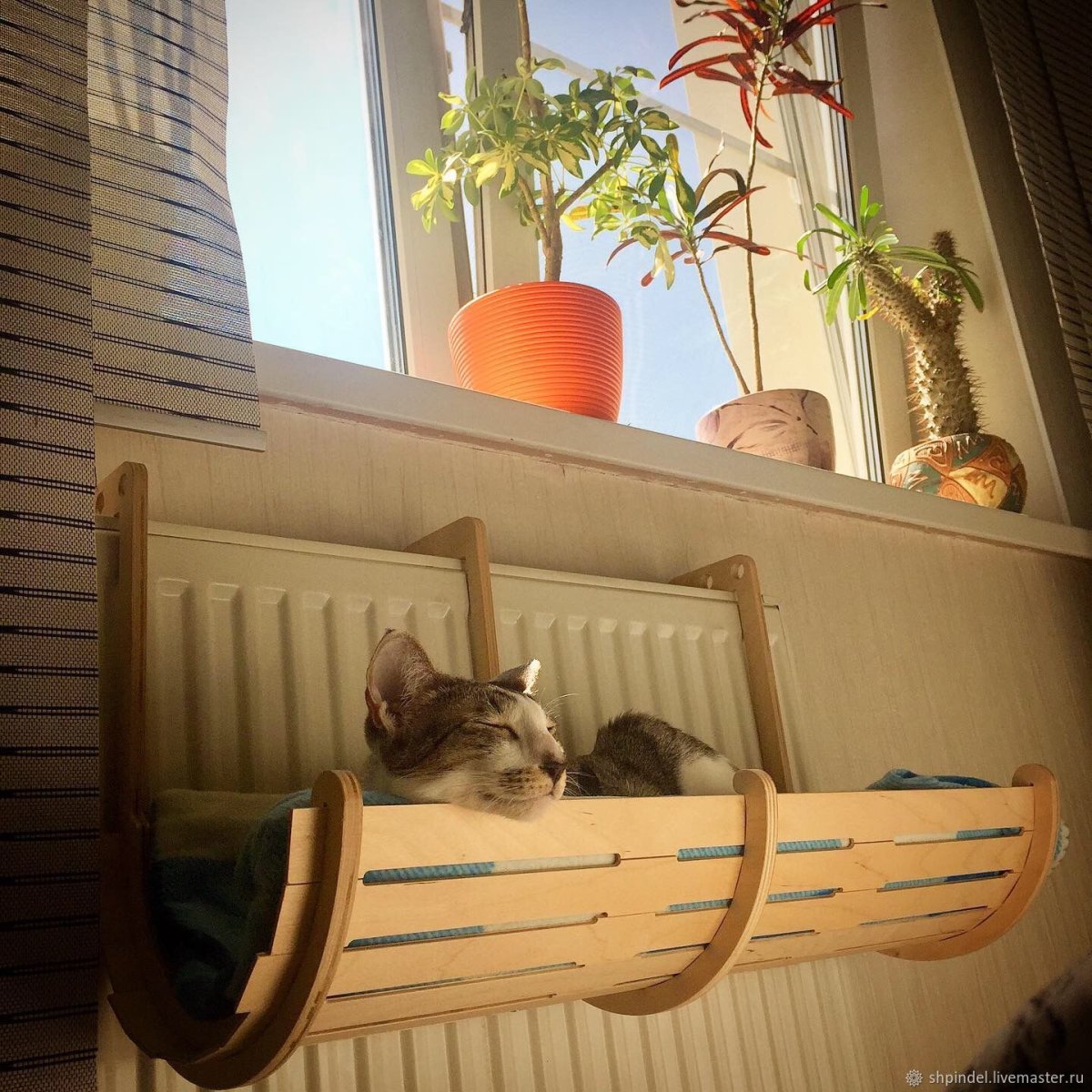 Лежанка для кошки на батарею