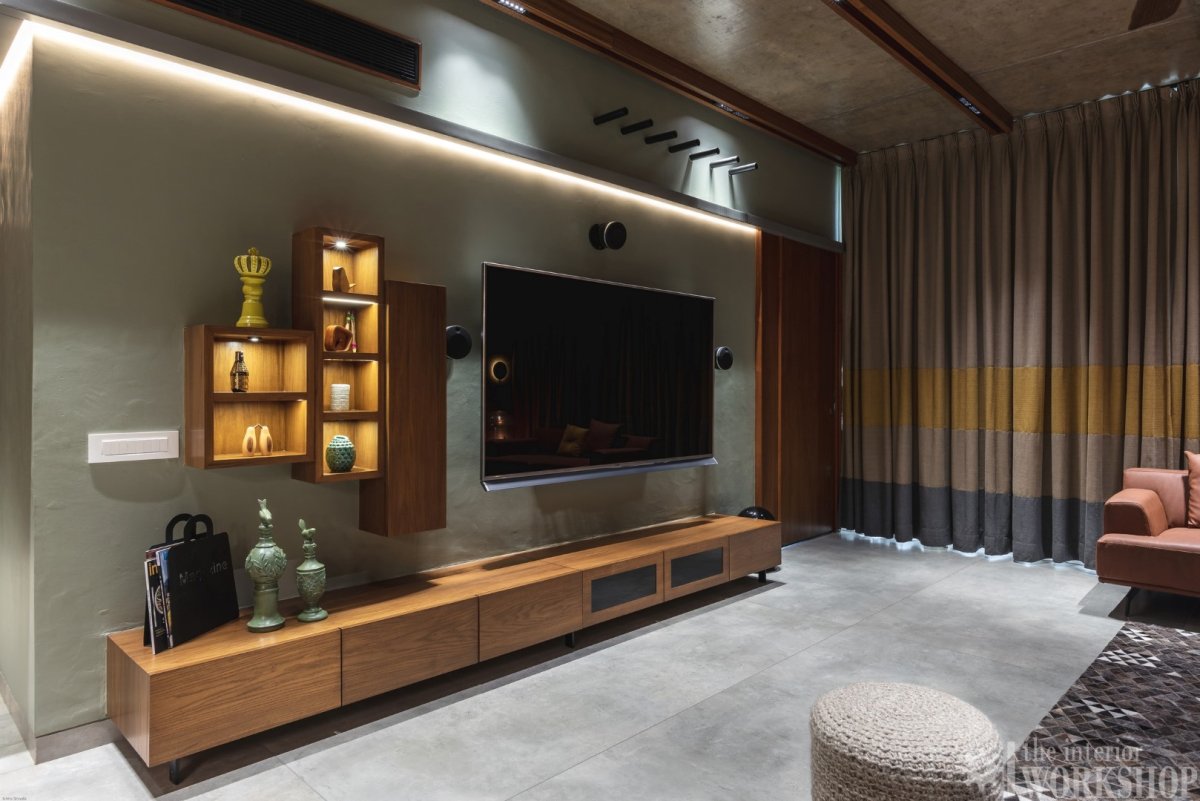 Телевизор на деревянной панели