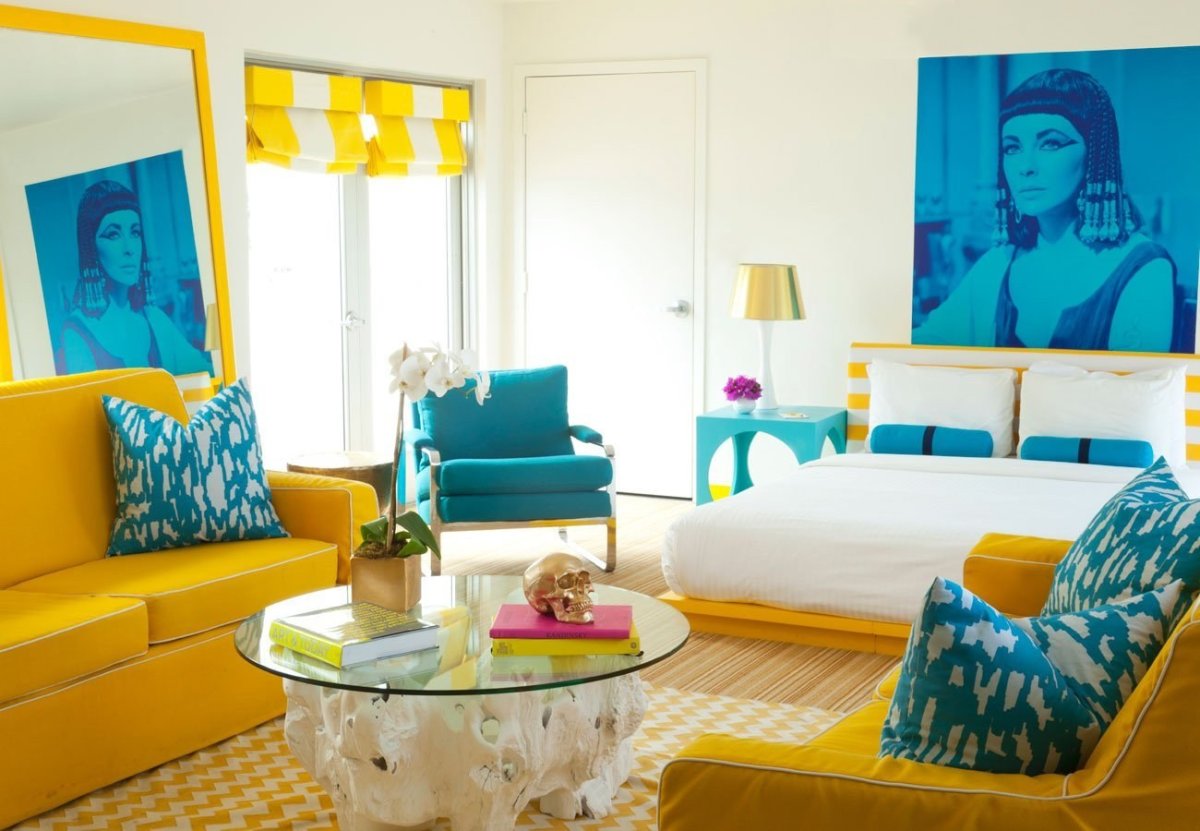 Комната в сине желтых тонах