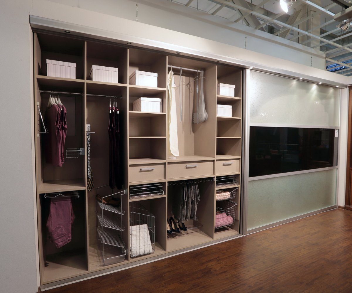 Белый встроенный шкаф