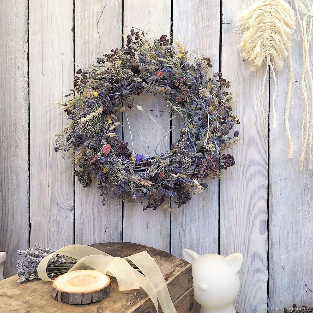 Венок из виноградной лозы на голове