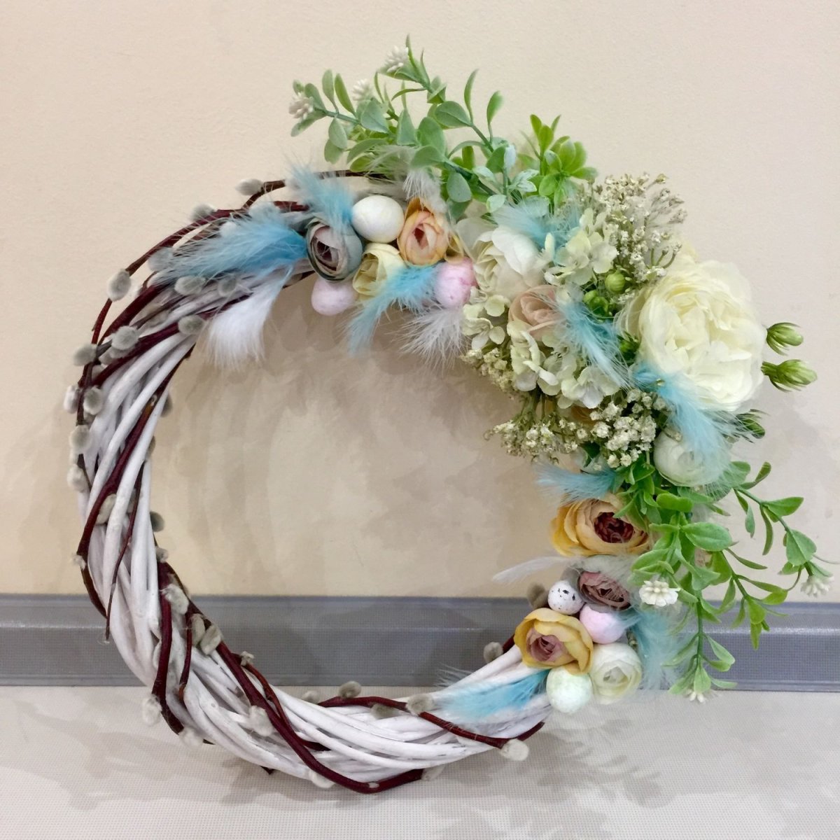 Рамка из искусственных цветов для зеркала