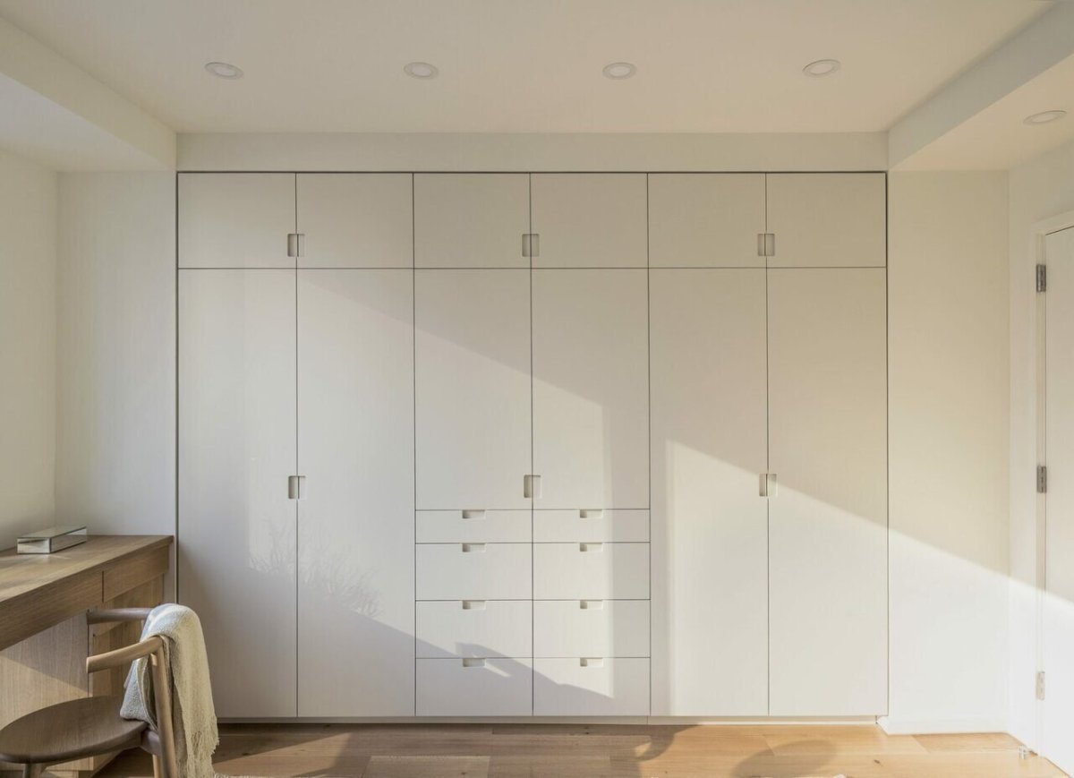 Гардеробная с распашными дверями