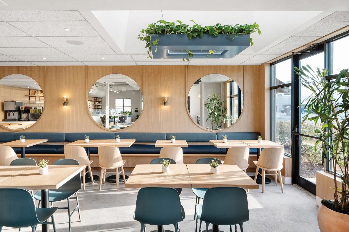 Розовый интерьер кафе