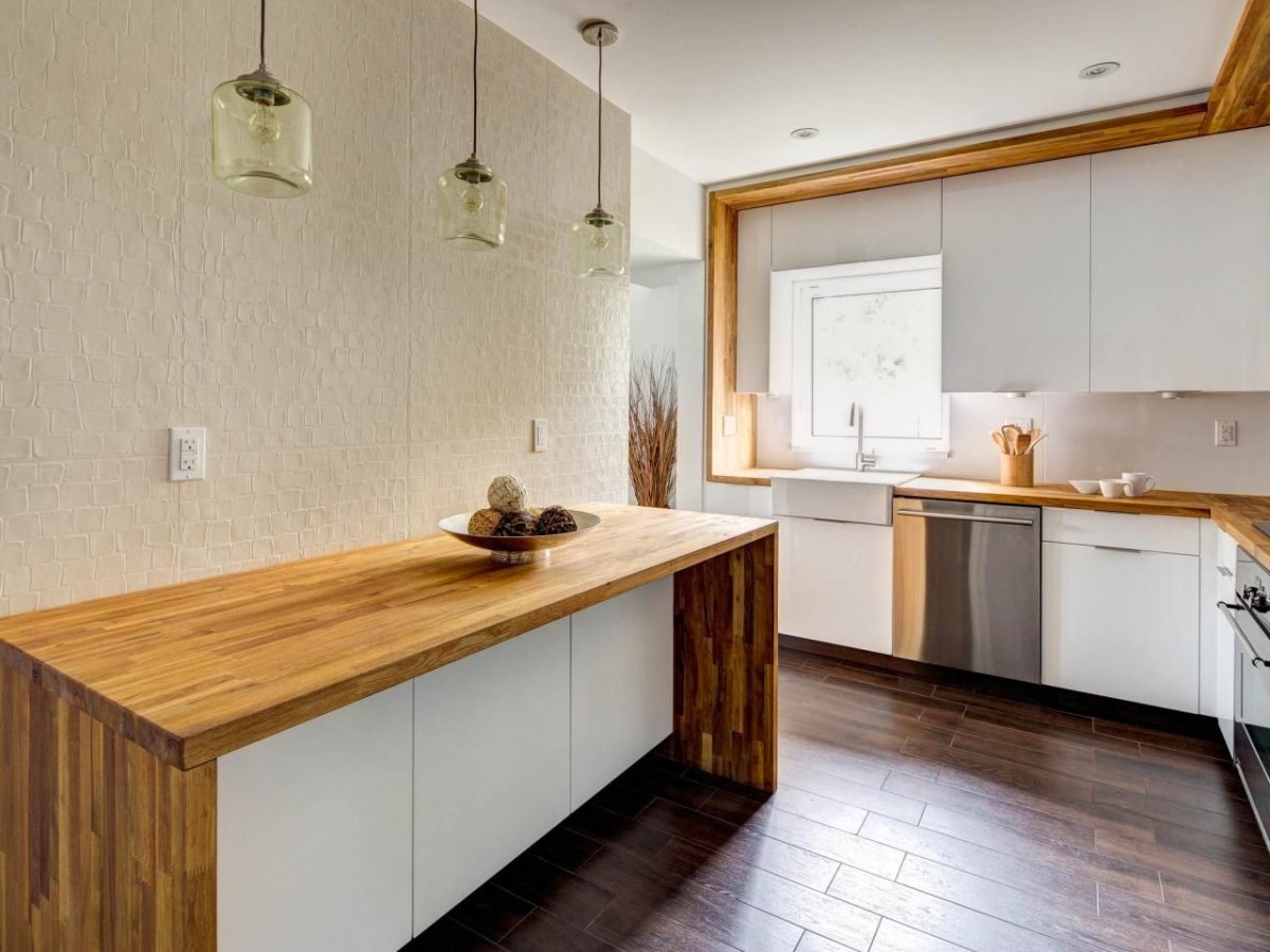 Кухня с деревянной столешницей