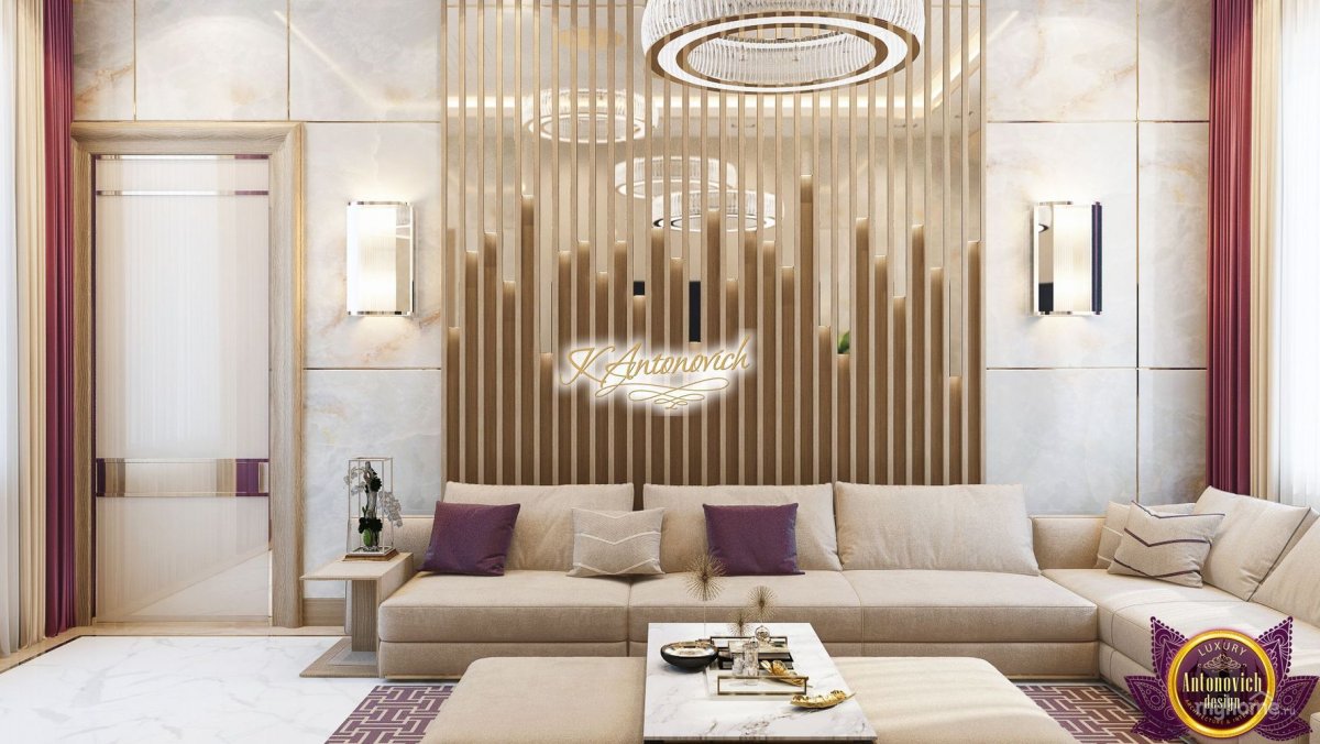 Тонированное зеркало на стене