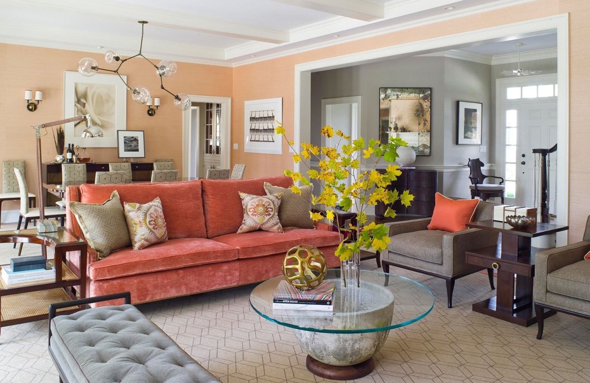 Персиковые стены в гостиной