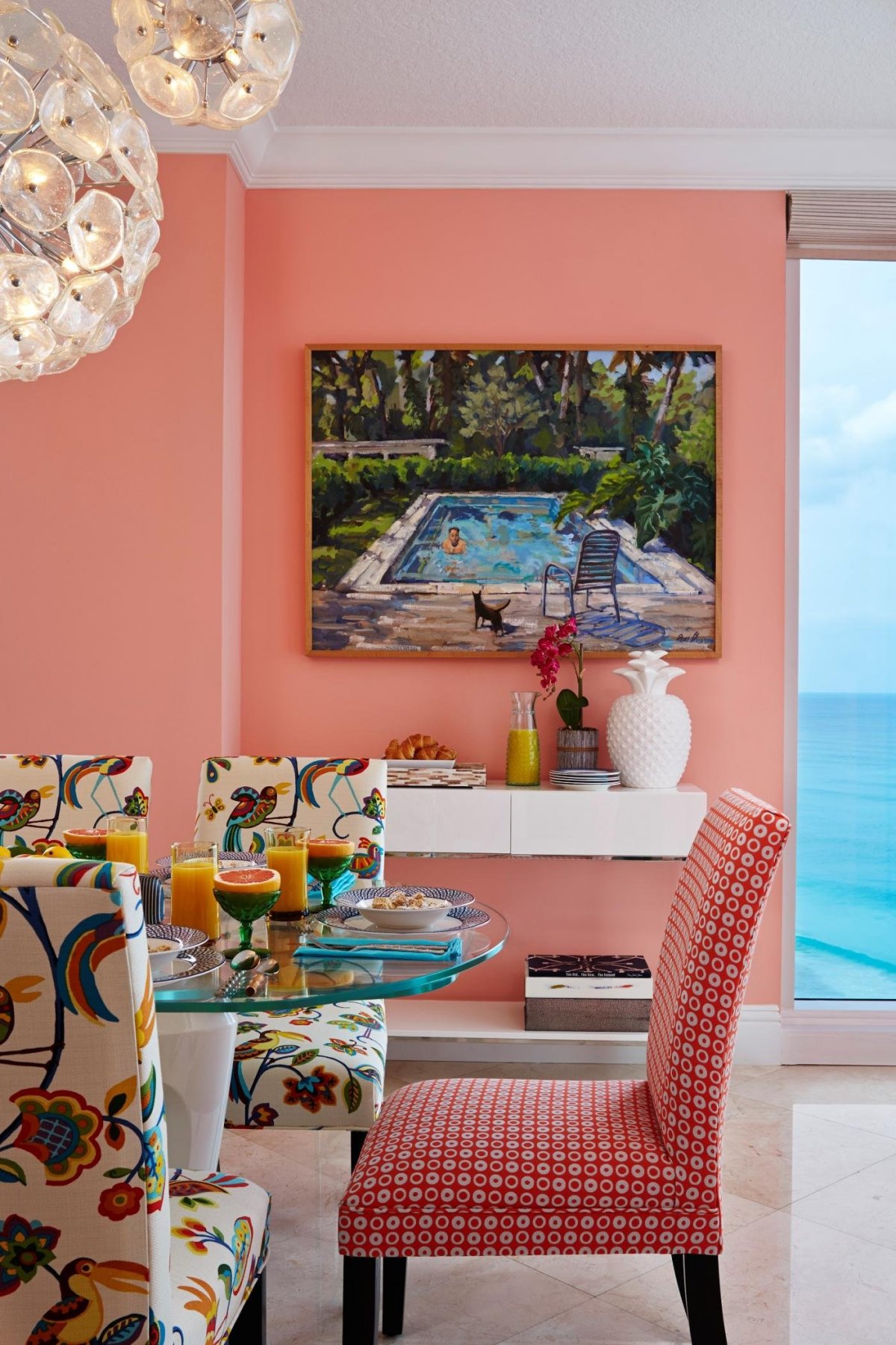 Лососевый цвет в интерьере гостиной