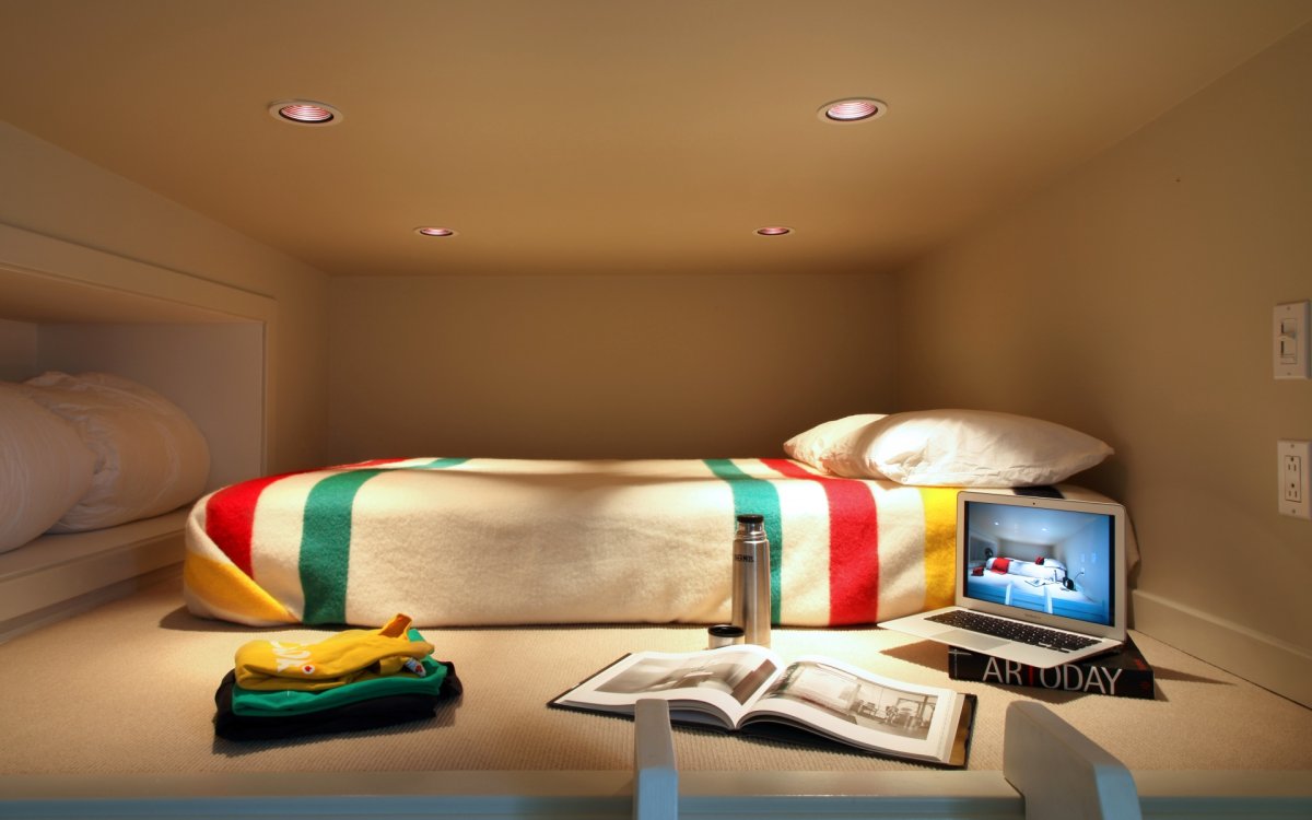 Спальня с большой кроватью