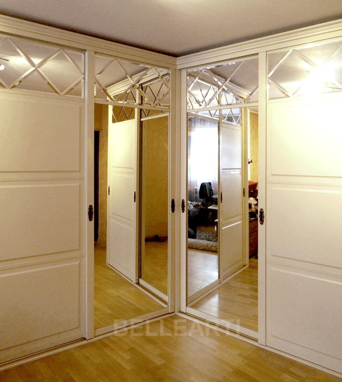 Встроенный шкаф платяной с зеркалами в прихожей
