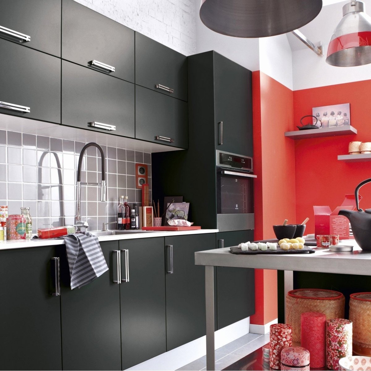 Интерьер кухни в красно серых тонах