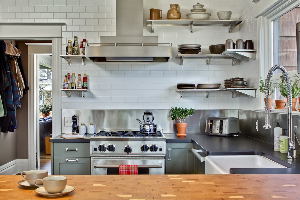 Полки на кухне Сканди