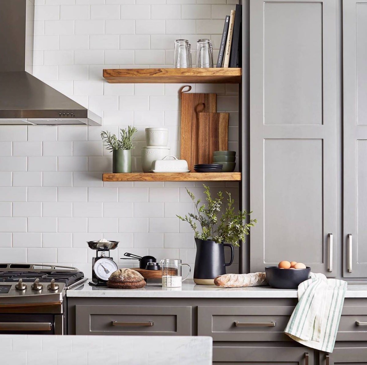 Открытые полки под столешницей