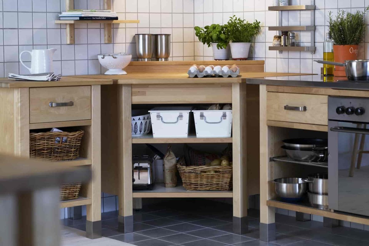 Полочка над раковиной на кухне