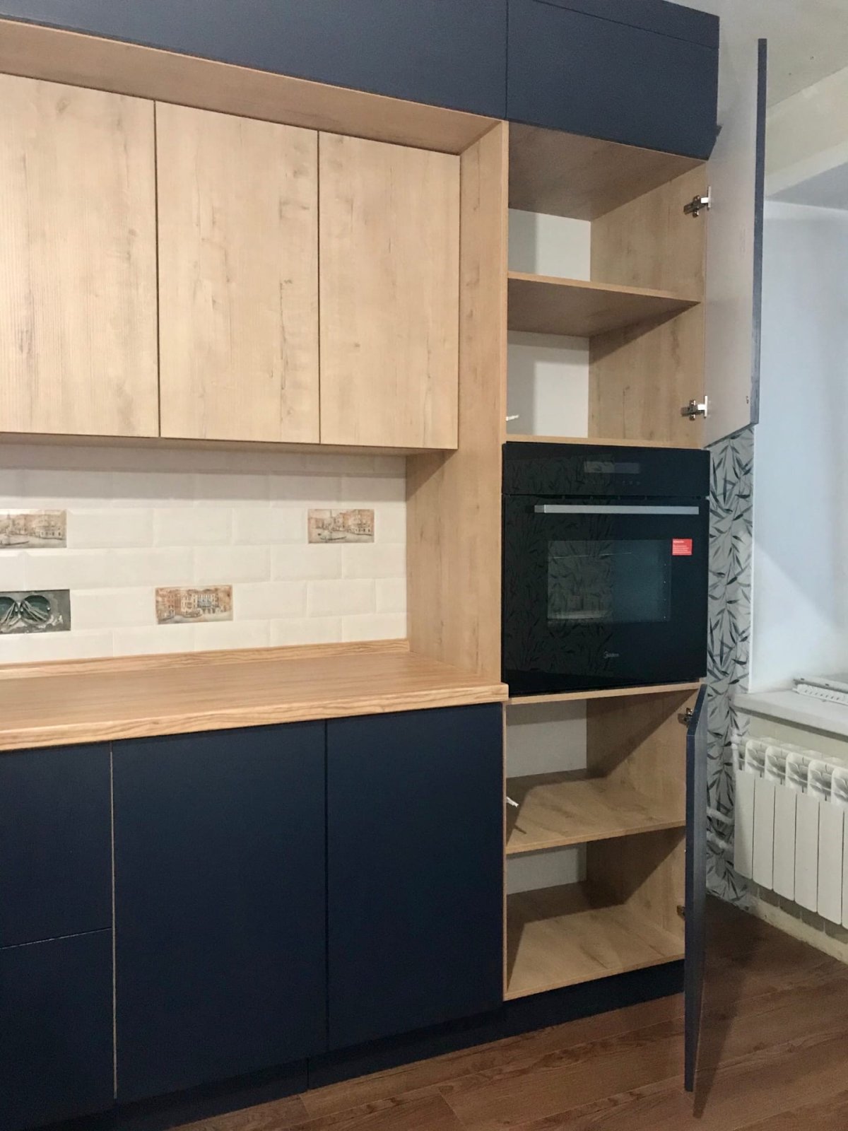 Кухня с пеналом и антресолью