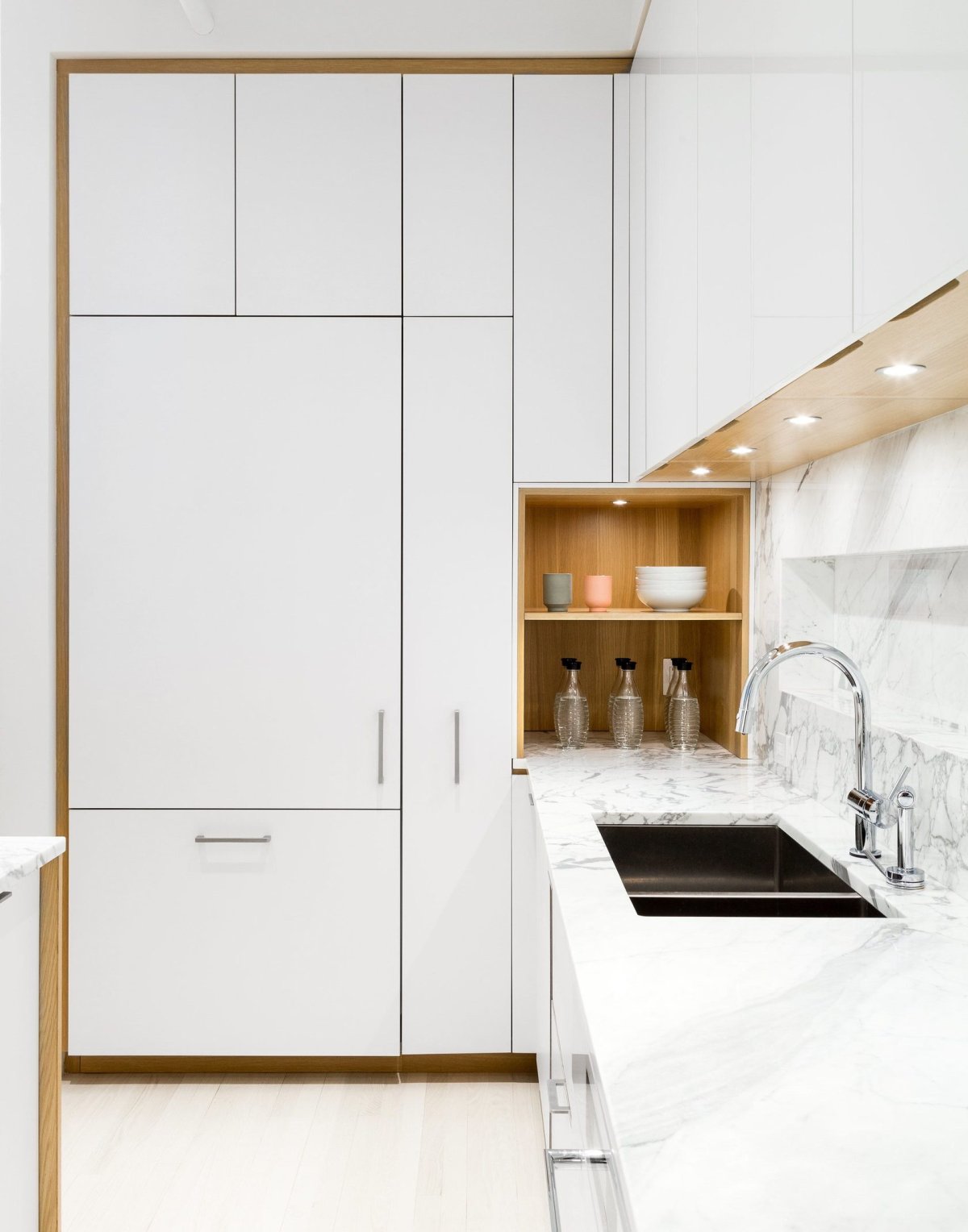 Белая кухня с пеналом