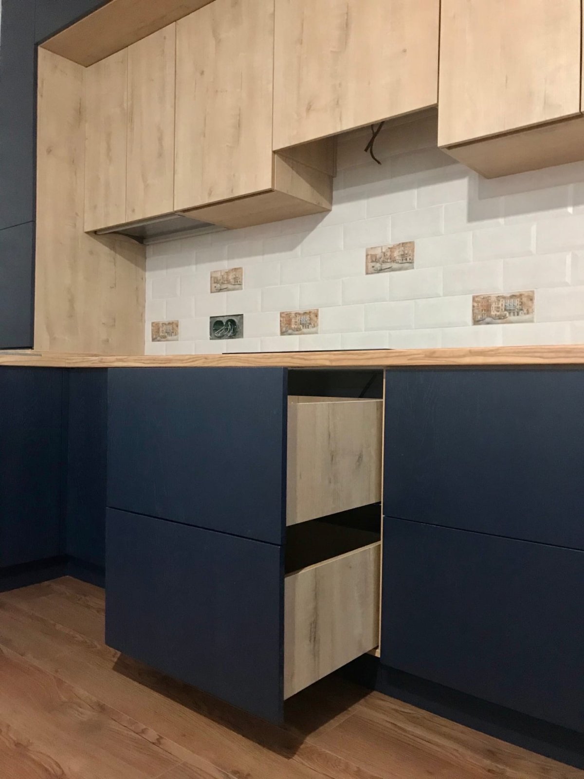 Угловая кухня с антресолями