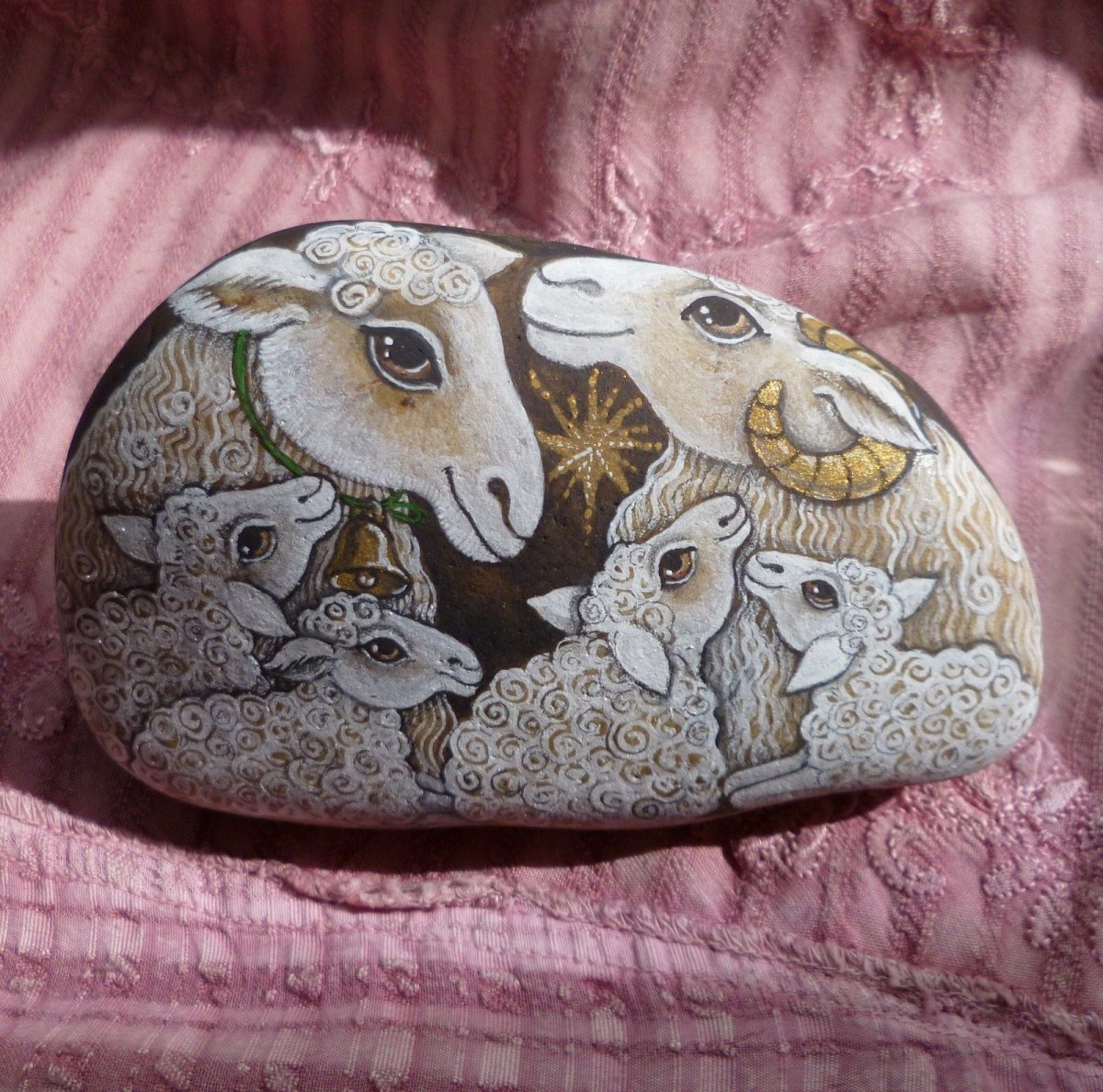 Роспись камней дерево