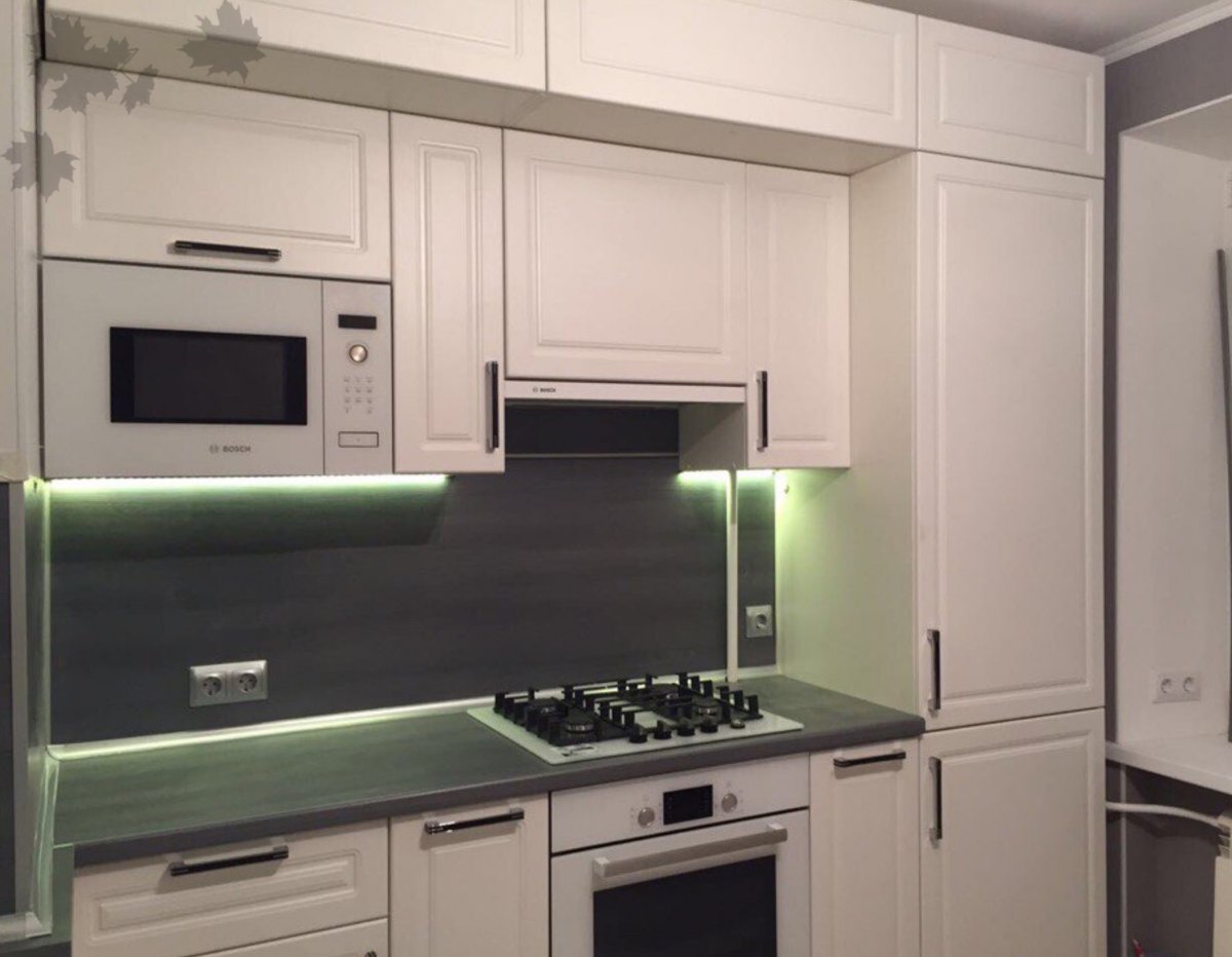 Кухня с антресолью под потолок угловая