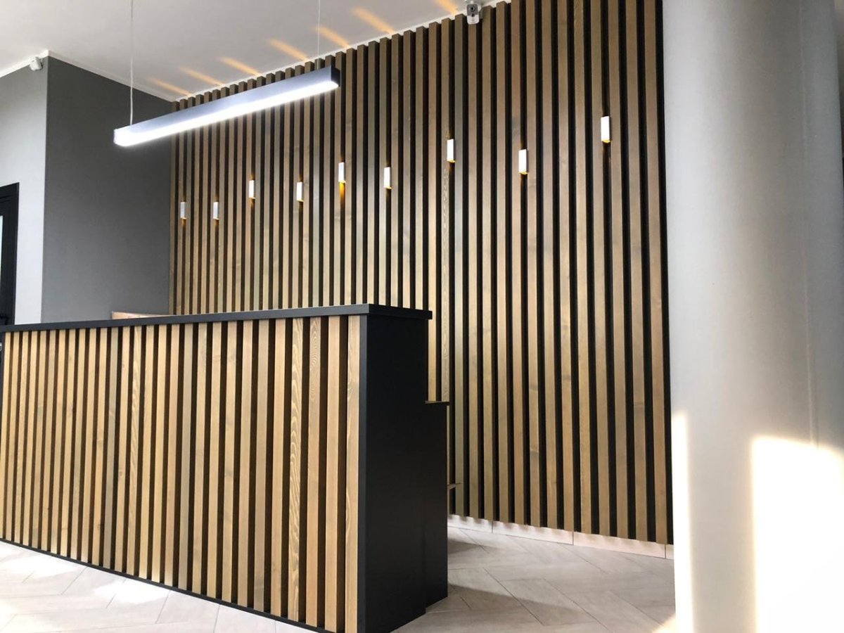 Деревянные рейки в интерьере гостиной