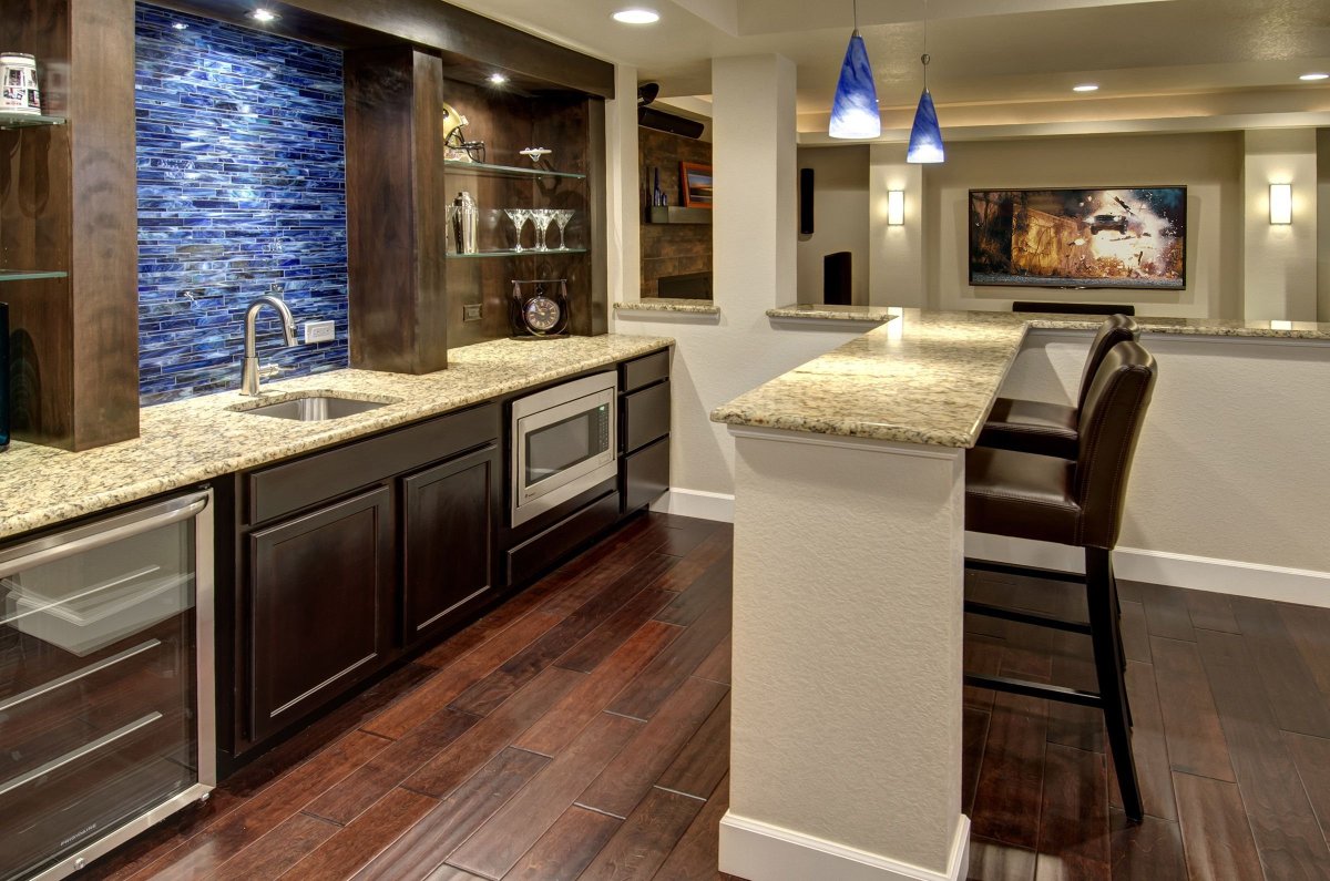 Интерьер кухни в частном доме цокольный этаж