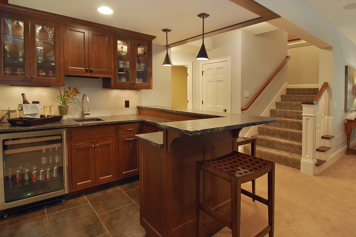 Барная стойка в подвале