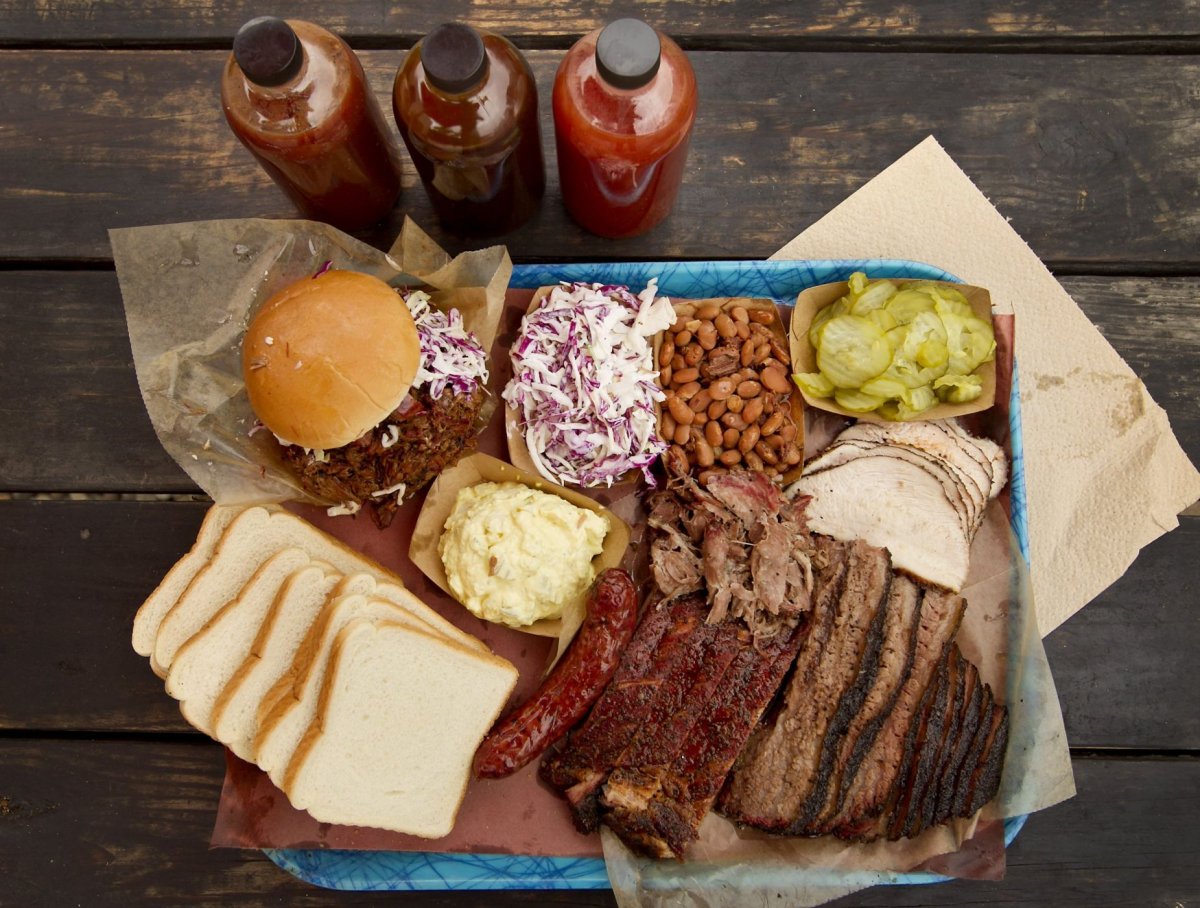 Кухня-столовая с островом Неоклассика