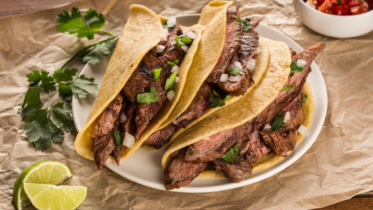 Кухня в стиле Шале в загородном