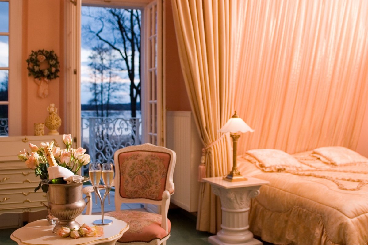 Красивые светлые обои в спальню