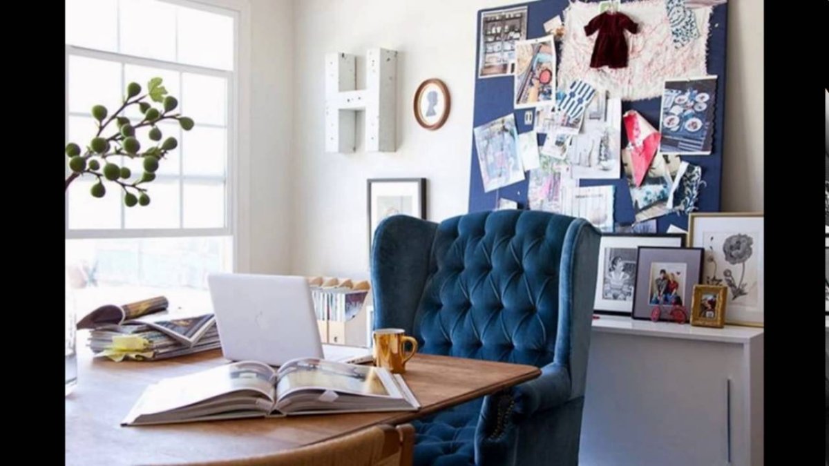 Яркое кресло в интерьере