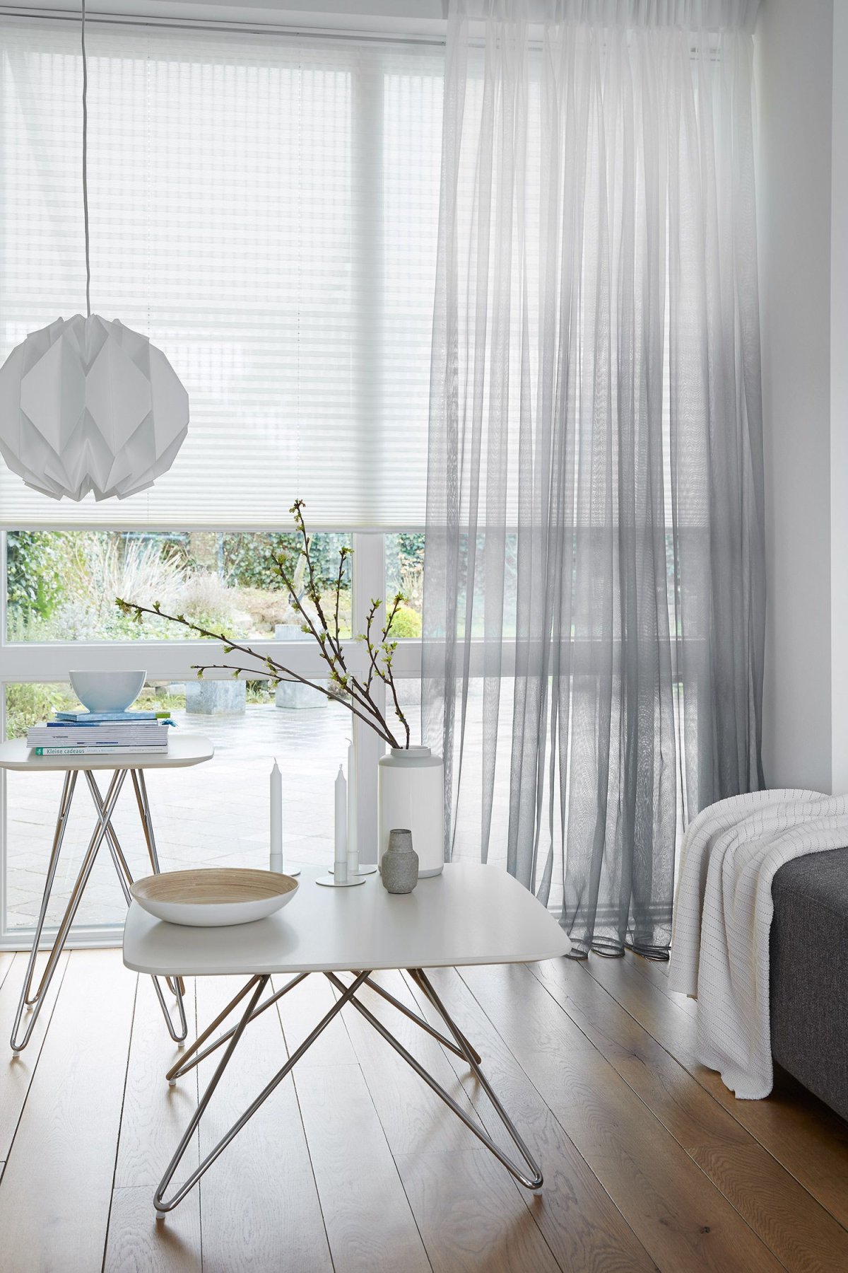 Синие римские шторы и белая тюль