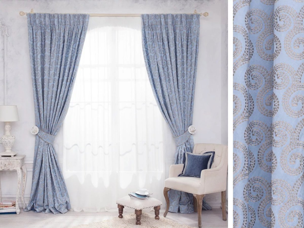 Голубые портьеры в интерьере