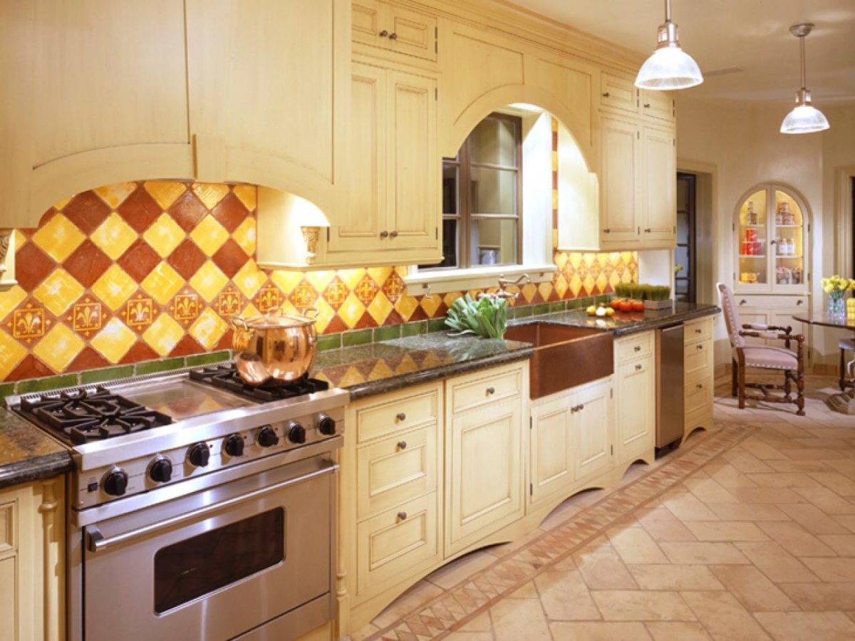 Высокий фартук на кухне