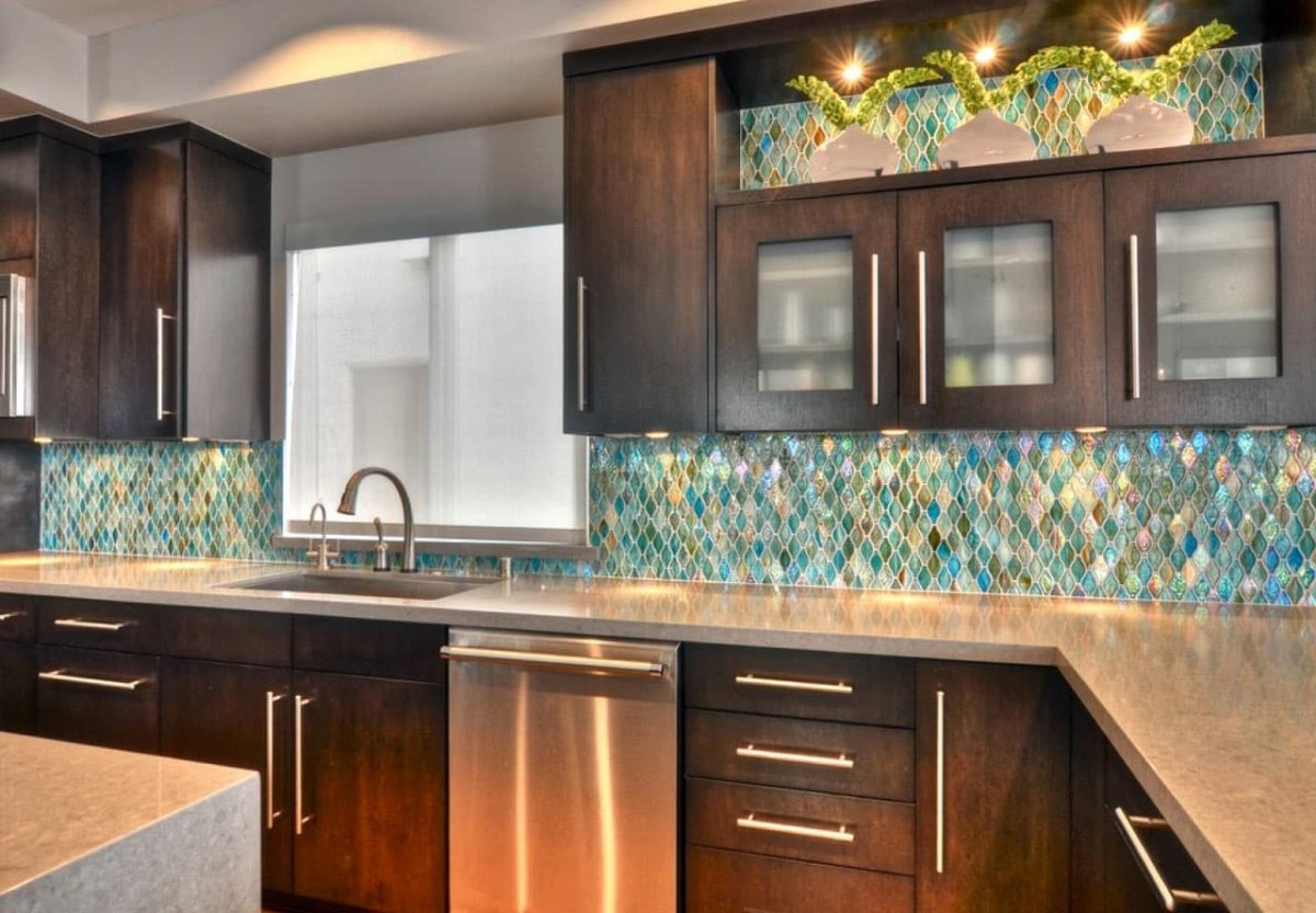 Фартук для кухни из стекла