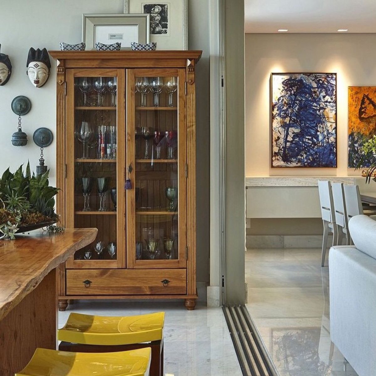 Столовая в скандинавском стиле с буфетом