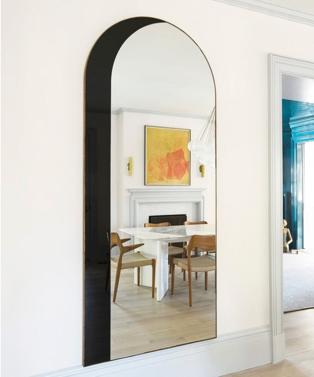 Арочные зеркала в спальне