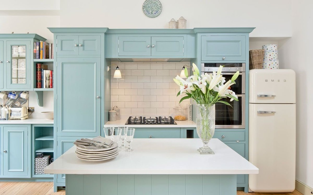 Зеленая деревянная кухня